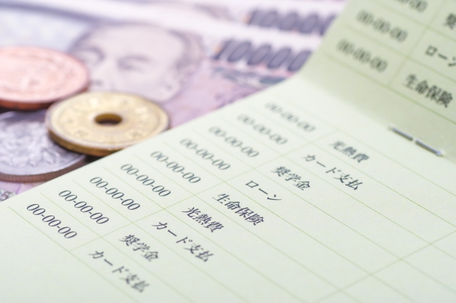 生活費の平均は月24万7,322円で2.4％減少　2023年家計調査